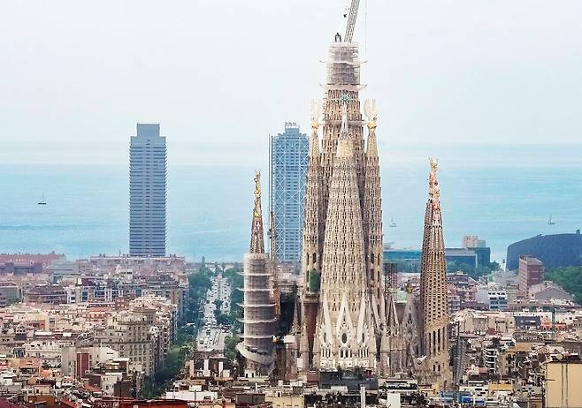 스페인 건축가 안토니오 가우디의 걸작인 사그리다 파밀리아 대성당이 돋보이는 바르셀로나 전경. EPA=연합뉴스