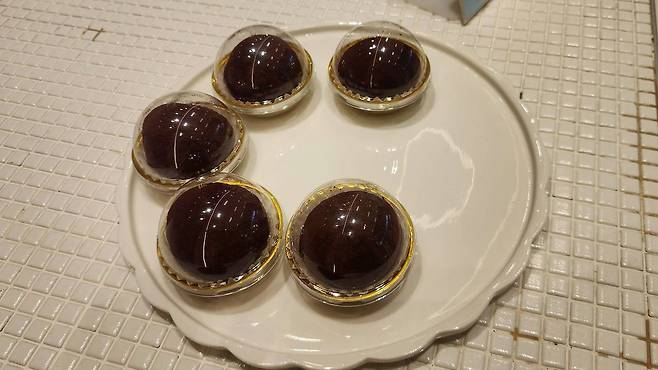 강훈식 대통령비서실장이 칼둔 행정청장에게 ‘두쫀쿠’를 선물했다고 밝혔다. [사진 페이스북 캡처]