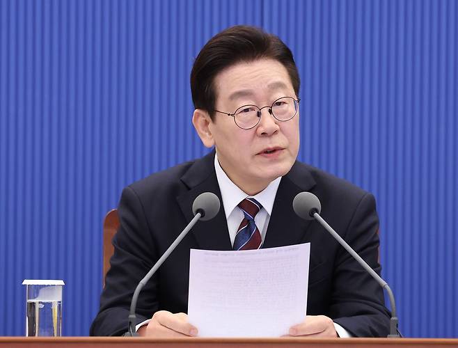 이재명 대통령이 26일 청와대 여민관에서 열린 대통령 주재 수석보좌관회의에서 모두발언을 하고 있다. 청와대사진기자단