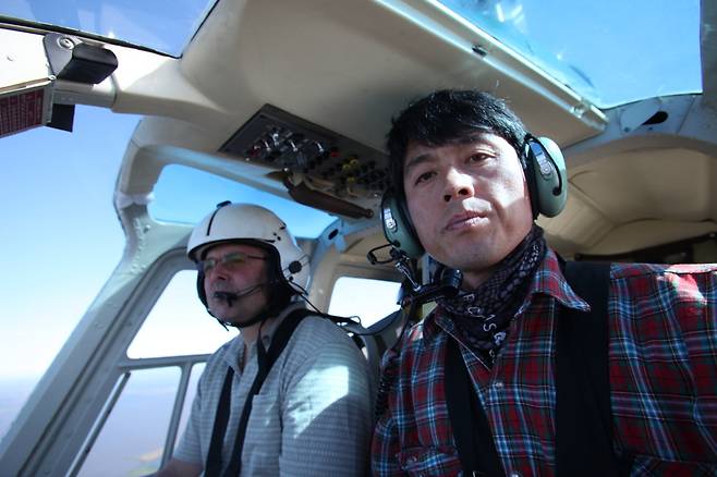 2011년 다큐멘터리 ‘위대한 비행’ 촬영차 찾은 미국 알래스카. 광활한 툰드라 지대 촬영을 위해 헬기를 탔다. /진재운 제공