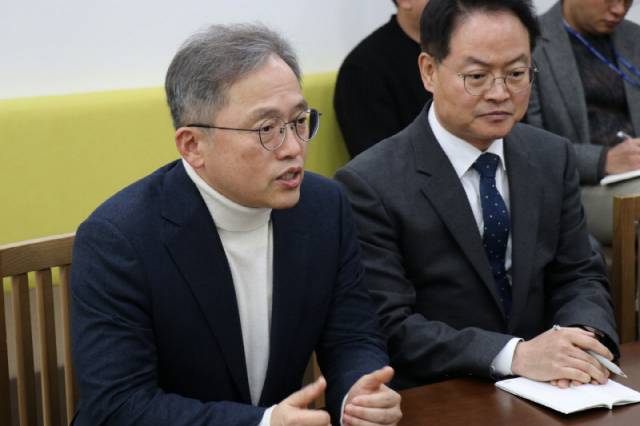 ▲ 송기헌(원주 을), 허영(춘천·철원·화천·양구 갑) 의원이 25일 국회에서 한병도 민주당 원내대표와 송언석 국민의힘 원내대표를 만나 강원특별법  3차 개정안의 즉각 처리를 촉구했다.  송기헌 의원실 제공