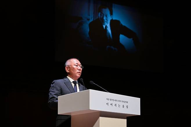지난 25일 서울 예술의전당에서 열린 ‘아산 정주영 서거 25주기 추모 음악회: 이어지는 울림’ 공연에서 정의선 현대차그룹 회장이 추모사를 말하고 있다. /사진출처. 현대차그룹.