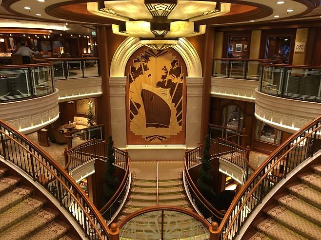 큐나드 퀸 엘리자베스 크루즈 그랜드 로비.