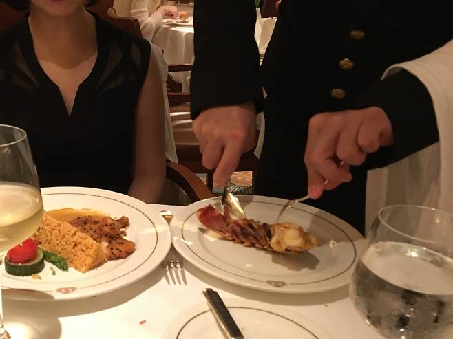 큐나드 퀸 엘리자베스 크루즈 브리타니아 레스토랑.