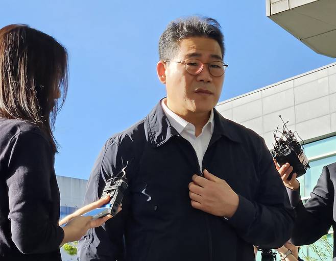 서울동부지검 ‘세관 마약수사 외압 의혹’ 합동수사팀으로 파견이 결정된 백해룡 경정이 지난해 10월16일 서울 송파구 서울동부지검으로 첫 출근하며 취재진 질문에 답하고 있다.  연합뉴스