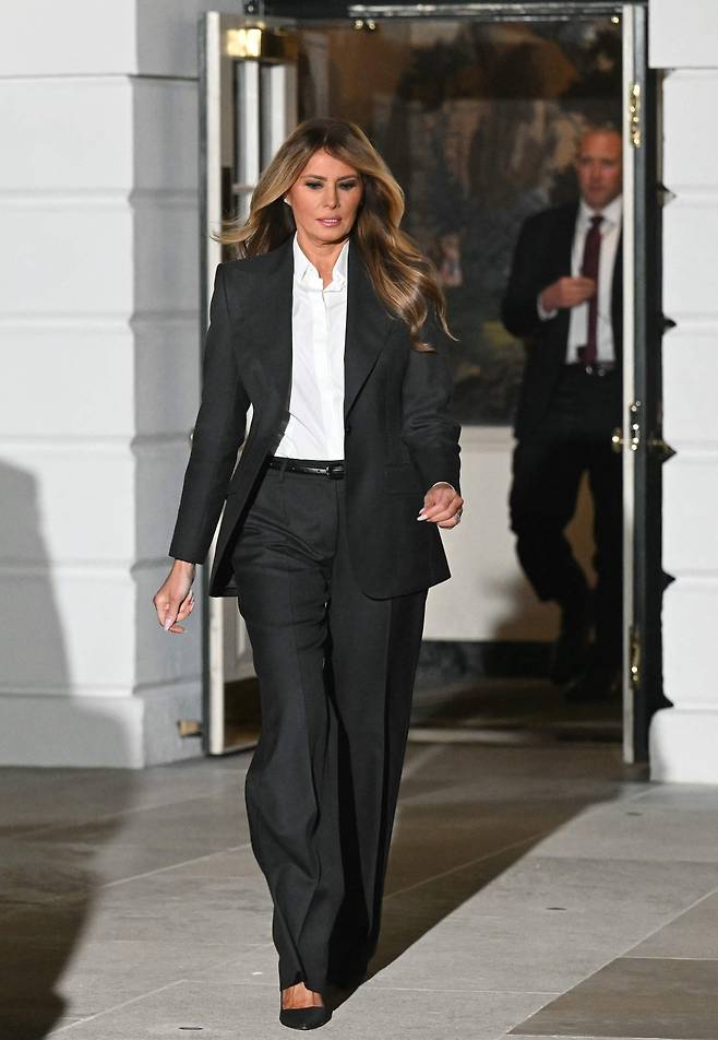 지난 24일(현지시간) 미 국정연설장에 검은색 바지 정장을 입고 나타난 멜라니아 트럼프. AFP연합뉴스