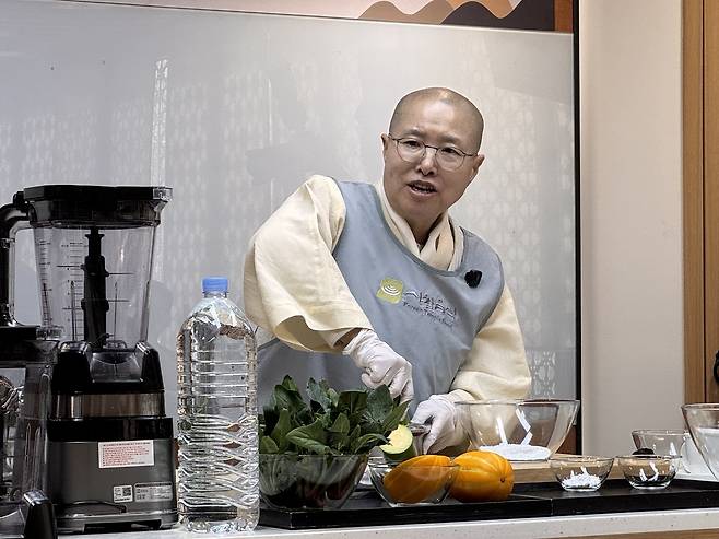 잣국수를 만들고 있는 선재스님. 연합뉴스