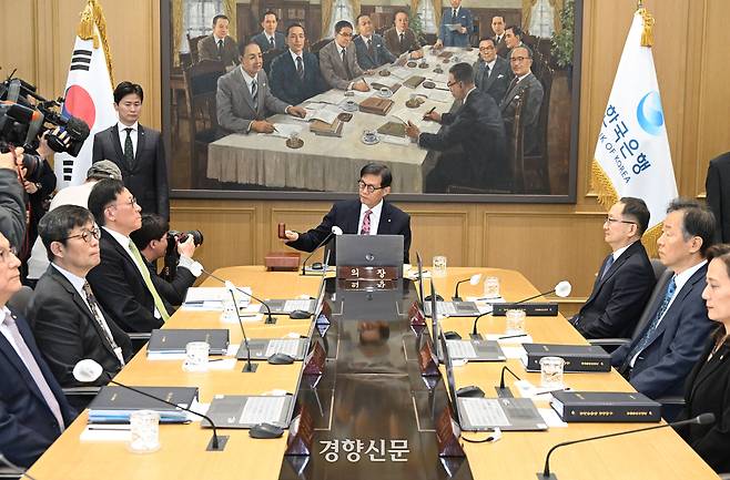 이창용 한국은행 총재가 26일 서울 중구 한국은행 본관에서 열린 금융통화위원회 본회의에서 의사봉을 두드리고 있다.  성동훈 기자