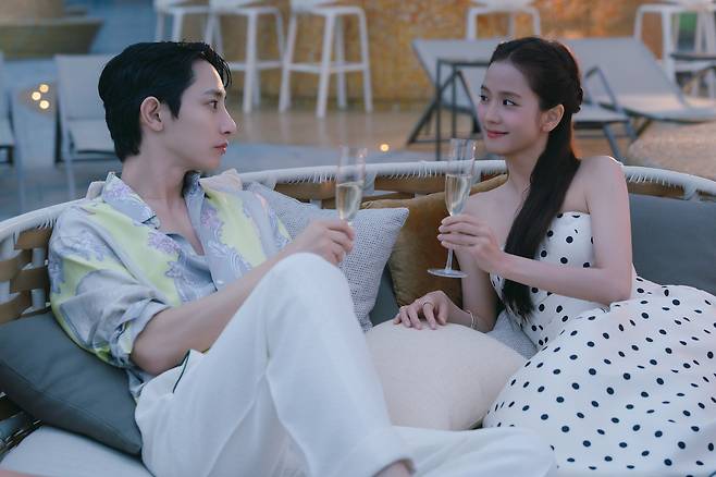 "Boyfriend on Demand," starring Lee Soo-hyuk (left) and Blackpink's Jisoo (Netflix)
