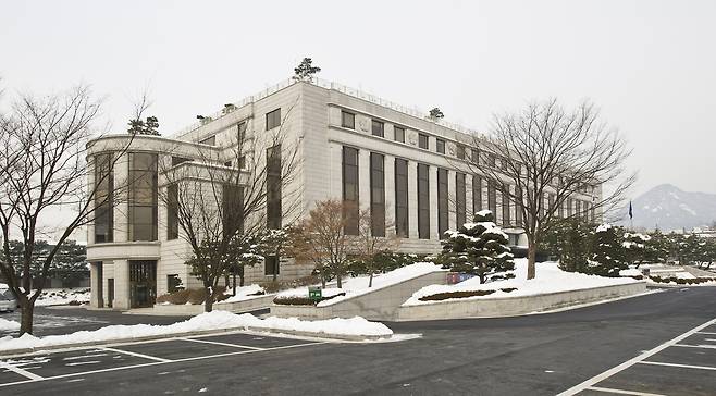 A view of the Constitutional Court building. Completed in 1993, the structure features nine hibiscus sculptures on its roof, symbolizing the court’s nine justices. [JOONGANG ILBO]