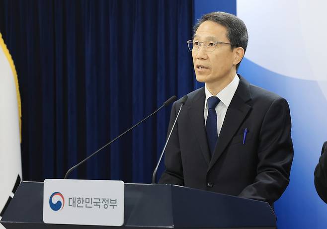 Yoo Jae-sung, the acting commissioner general of the National Police, speaks during a press conference at the government complex in central Seoul on Feb. 26. [NEWS1]