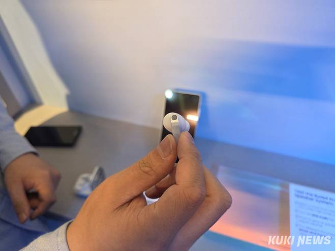 삼성전자는 오는 27일 자정부터 갤럭시 버즈4 시리즈의 사전 판매를 시작하며, 3월11일 국내 공식 출시한다. 정우진 기자