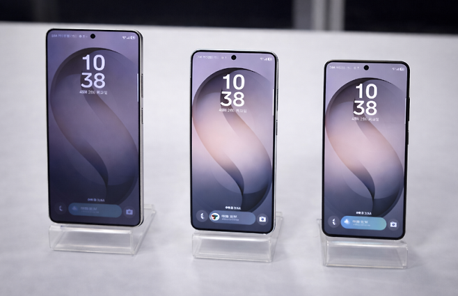 26일 서울 중구 삼성전자 기자실에서 열린 ‘갤럭시 S26 시리즈’ 미디어 브리핑 현장에 전시된 갤럭시 S26 시리즈. 왼쪽부터 갤럭시 S26 울트라, 갤럭시 S26+, 갤럭시 S26. 이혜민 기자