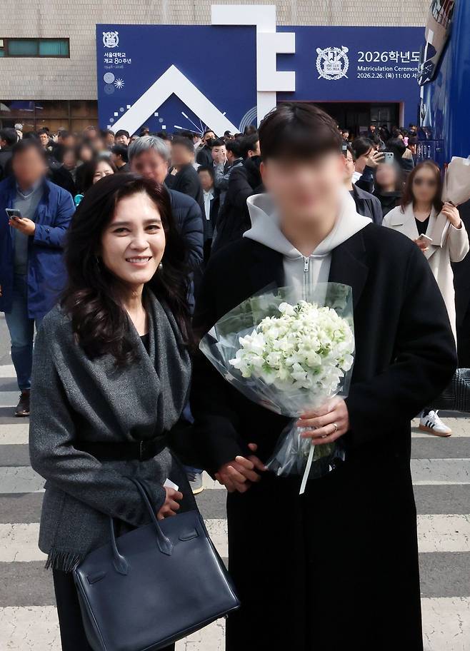 이부진 호텔신라 사장이 26일 서울 관악구 서울대학교에서 열린 2026학년도 입학식에서 이 사장의 장남 임동현 군의 입학을 축하하고 있다. 뉴시스