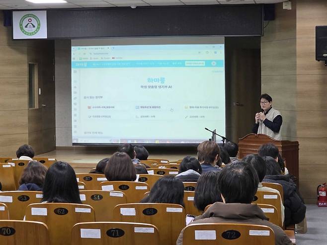 김경룡 티처라인 대표가 지난 24일 인천 소재 한 고등학교에서 학생 맞춤형 학교생활기록부 인공지능(AI) 솔루션 '하마룸'에 대해 소개하고 있다. 티처라인 제공