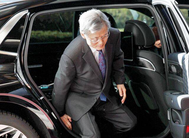 조희대 대법원장이 26일 서울 서초구 대법원 청사로 출근하고 있다. 조 대법원장은 지난 23일 사법개혁 3법에 대해 “헌법 개정 사안에 해당할 수 있다”며 반대 입장을 냈다. 뉴시스