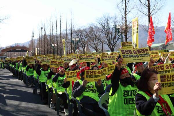 한국노총 산하 5개 노조가 지난 25일 과천 경마공원에서 대정부 투쟁을 선언하고 경마장 이전 철회 시위를 벌이고 있다. 김형표기자