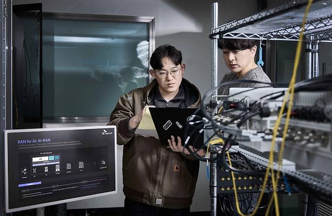 SKT는 국내외 기업과 함께 AI와 통신 인프라를 결합한 차세대 기지국 AI-RAN을 개발하고, 이를 실증망에서 시연하는 데 성공했다고 26일 밝혔다. SK텔레콤 직원들이 AI-RAN 실증 장비를 점검하고 있다. <사진=SK텔레콤>
