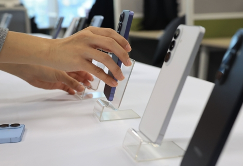 26일 서울 중구 태평로빌딩에서 열린 ‘삼성 갤럭시 언팩 2026’ 행사에 갤럭시 S26, S26플러스, S26울트라 모델이 전시되어 있다. [연합뉴스]