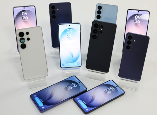 26일 서울 중구 태평로빌딩에서 열린 ‘삼성 갤럭시 언팩 2026’ 행사에 갤럭시 S26, S26플러스, S26울트라 모델이 전시되어 있다. [연합뉴스]