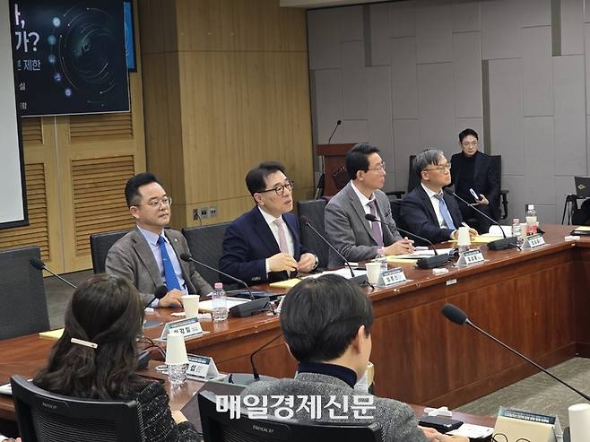 26일 국회에서 열린 ‘디지털자산 2단계 입법 방향 점검 토론회’에서 공동 주최를 맡은 김상훈 국민의힘 의원(오른쪽 두 번째)과 민병덕 더불어민주당 의원(맨 왼쪽), 임종인 디지털자산정책포럼 대표(왼쪽 두 번째) 등 각계 전문가들은 가상자산 입법이 산업의 발목을 잡는 ‘갈라파고스 규제’가 되어서는 안 된다며 초당적인 합리적 제도 설계의 필요성을 역설했다. [사진=안갑성 기자]