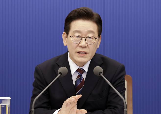 이재명 대통령이 26일 청와대에서 열린 수석보좌관회의에서 발언하고 있다. [연합뉴스]