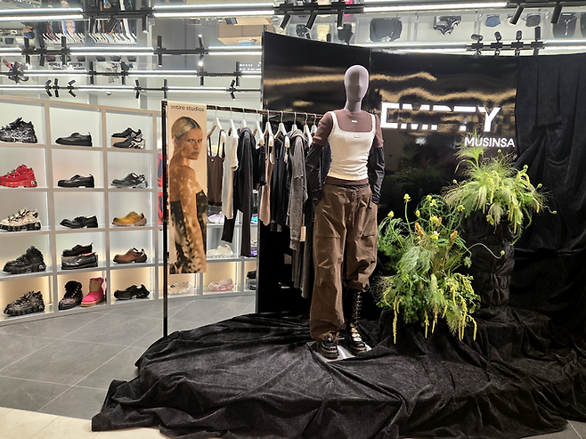 26일 무신사는 서울 압구정 갤러리아 명품관 WEST관에 하이엔드 편집숍 ‘무신사엠프티’ 매장을 오픈했다. [김혜진 기자]