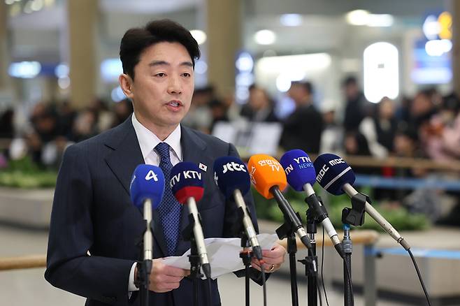 이재명 대통령의 전략경제협력 특사 자격으로 아랍에미리트(UAE)를 방문한 강훈식 대통령 비서실장이 26일 인천국제공항 1터미널에서 취재진 질문에 답하고 있다. [연합뉴스]