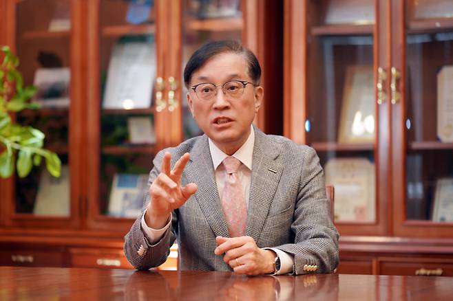 김성근 포스텍 총장은 “의대 열풍은 한국이 얼마나 가성비를 따지는 사회인 지 보여주는 단면”이라며 “세계최초와 혁신을 이루려면 실패를 가볍게 여길 수 있는 문화가 필요하다”고 강조했다. [포스텍]