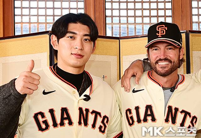 지난 1월 한국을 찾은 바이텔로 감독이 이정후와 함께한 모습. 사진=천정환 기자