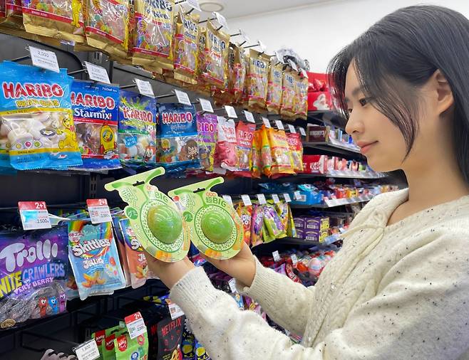 고객이 GS25와 돈키호테가 함께 개발한 '초BIG!무쿠점보멜론구미' 상품을 살펴보고 있다. /사진제공=GS리테일