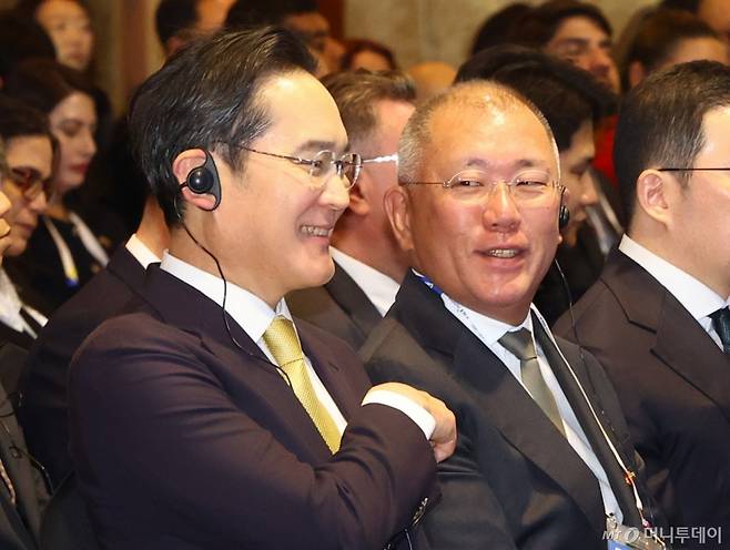 이재용(왼쪽) 삼성전자 회장과 정의선 현대자동차그룹 회장이 23일 서울 중구 롯데호텔에서 열린 한국·브라질 비즈니스 포럼에 참석해 대화하고 있다.  /사진=뉴시스