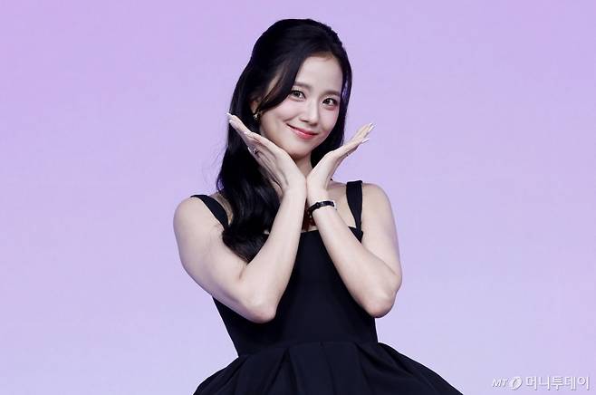 그룹 블랙핑크 지수가 26일 서울 종로구 JW 메리어트 동대문 스퀘어 서울에서 열린 넷플릭스 '월간남친' 제작발표회에서 포즈를 취하고 있다. /사진=뉴시스