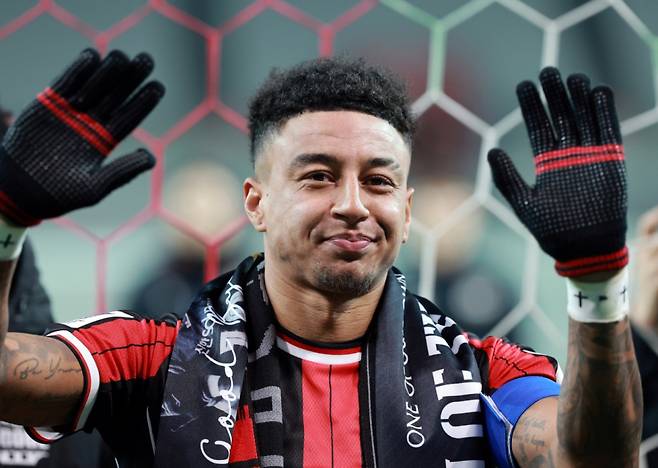 2025년 12월 10일 서울 마포구 월드컵로 서울월드컵경기장에서 열린 2025~2026시즌 아시아축구연맹(AFC) 챔피언스리그 엘리트(ACLE) 리그 스테이지 6차전 FC서울과 멜버른 시티 경기 종료 후 진행된 환송행사에서 린가드가 팬들을 향해 마지막 인사를 하고 있다. /사진=뉴스1