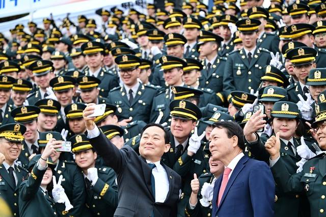이두희 국방부차관이 26일 충북 괴산 육군학생군사학교에서 열린 2026년 대한민국학군장교 임관식에서 임관소위들과 기념촬영을 하고 있다. 육군 제공