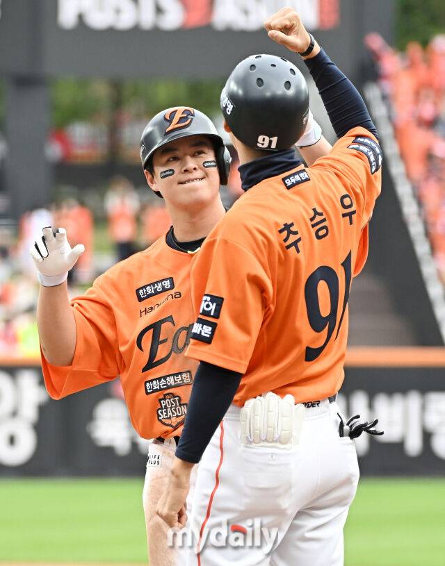 18일 오후 대전광역시 중구 대전 한화생명볼파크에서 진행된 '2025 프로야구 KBO리그 포스트시즌' 플레이오프(PO) 1차전 한화이글스와 삼성라이온즈의 경기. 한화 노시환이 2회말 2사 3루서 1타점 적시타를 친 뒤 환호하고 있다./마이데일리