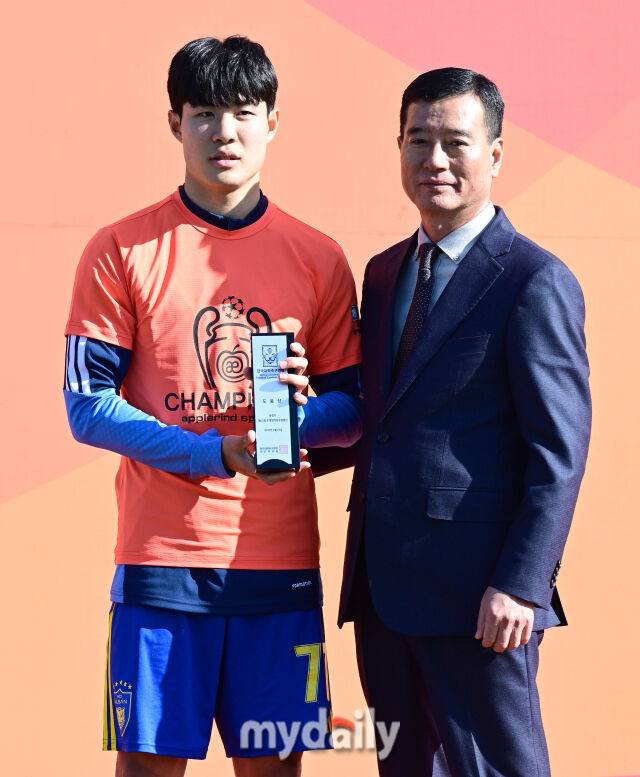 2026년 2월 25일 경상남도 통영공설운동장에서 '약속의 땅 통영, 제62회 춘계대학축구연맹전' 통영기 결승, 울산대학교와 전주대학교의 경기가 열렸다.울산대 김광원이 도움상을 받고 있다./통영공설운동장=유진형 기자