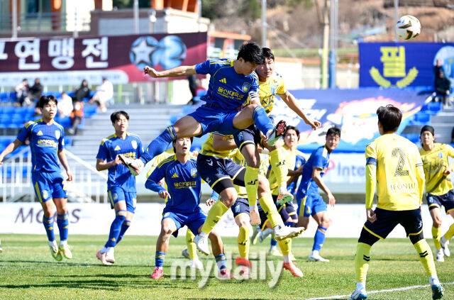 2026년 2월 25일 경상남도 통영공설운동장에서 '약속의 땅 통영, 제62회 춘계대학축구연맹전' 통영기 결승, 울산대학교와 전주대학교의 경기가 열렸다.울산대 김광원이 골을 넣고 있다./통영공설운동장=유진형 기자
