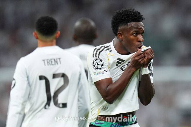 비니시우스 주니오르(오른쪽)가 26일 벤피카와 경기에서 결승골을 터뜨리고 세리머니하고 있다. /게티이미지코리아