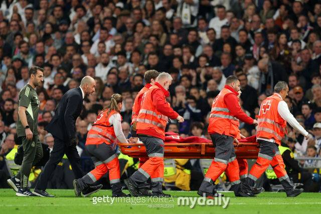 라울 아센시오가 들것에 실려 경기장을 떠났다./게티이미지코리아