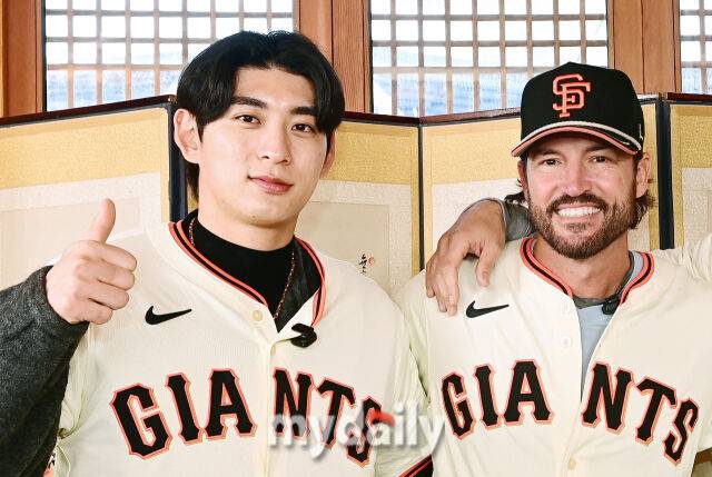 6일 서울 종로구 클래식고택 디토에서 미국 프로야구 메이저리그 베이스볼(MLB) 샌프란시스코 자이언츠 한국 방문 미디어데이가 열렸다. 이날 한국 문화 체험 행사에 참석한 샌프란시스코 자이언츠 이정후(왼쪽), 토니 바이텔로 감독이 포토타임을 갖고 있다./마이데일리