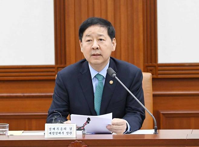 구윤철 부총리 겸 재정경제부 장관이 2월 26일 서울 종로구 정부서울청사에서 열린 ‘민생물가 특별관리 관계장관TF’를 주재, 모두발언을 하고 있다. [재정경제부 제공]