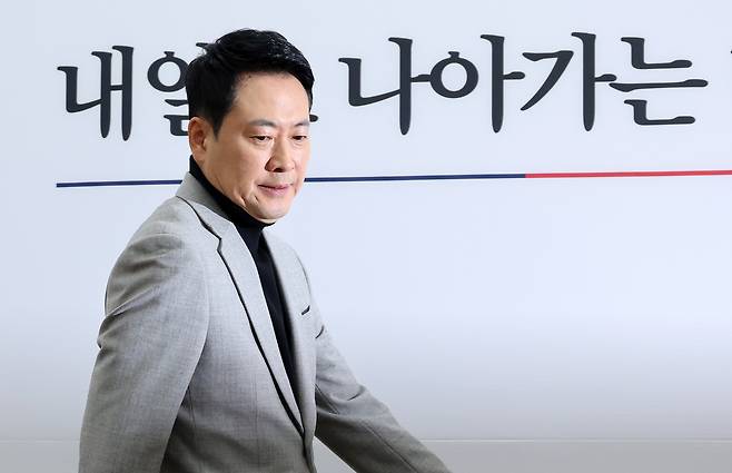 장동혁 국민의힘 대표가 26일 국회에서 열린 최고위원회의에 입장하고 있다. [연합]