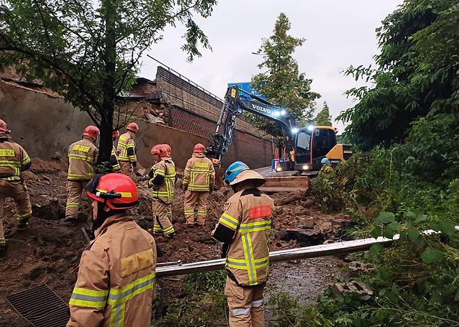 지난해 7월 경기 오산시 가장교차로 고가도로의 10ｍ 높이 옹벽이 도로로 무너지며 차량 2대를 덮치는 사고가 발생해 소방대원들이 구조작업을 하고 있다. [헤럴드경제DB]