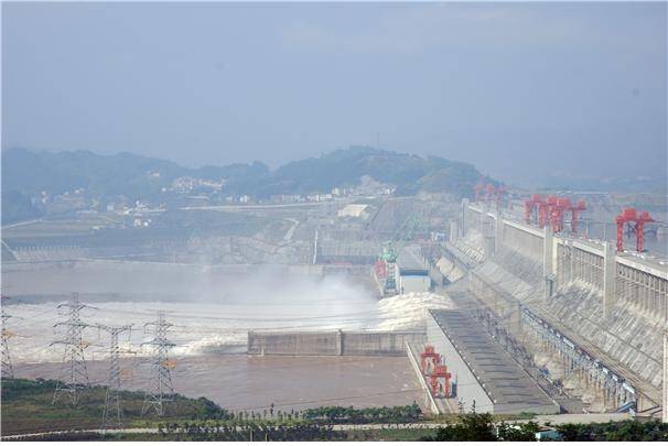 산샤댐은 중국 후베이성 양쯔강에 건설된 설비용량 기준 세계 최대 수력발전소다. 1994년 착공해 2012년 전면 가동 체계를 갖췄다. 총 설비용량은 2,250만kW, 연간 발전량은 약 1,000억kWh에 달한다. 양쯔강 상류 약 180만㎢(남한의 약 18배)에 이르는 유역을 관리하며, 중·하류 4천만 명 이상을 대상으로 홍수 조절과 용수 공급 기능을 수행한다. [출처:Wikimedia Commons]