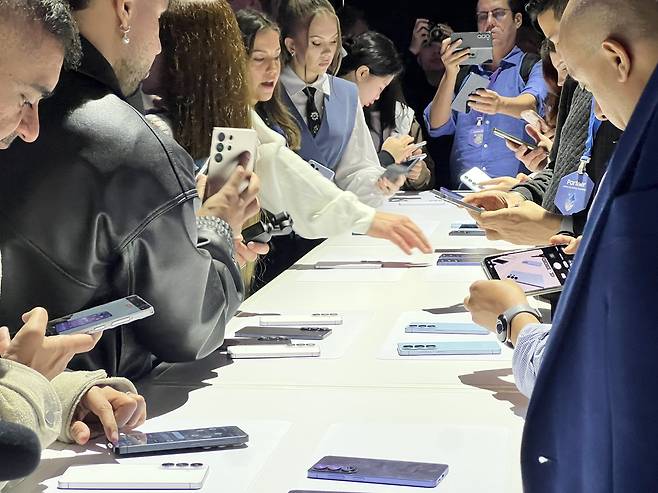 삼성전자가 25일(현지시간) 미국 샌프란시스코 팰리스 오브 파인 아트에서 갤럭시 언팩 2026이 열린 가운데 참석자들이 갤럭시S26 제품을 살펴보고 있다. [박혜림 기자/rim@]