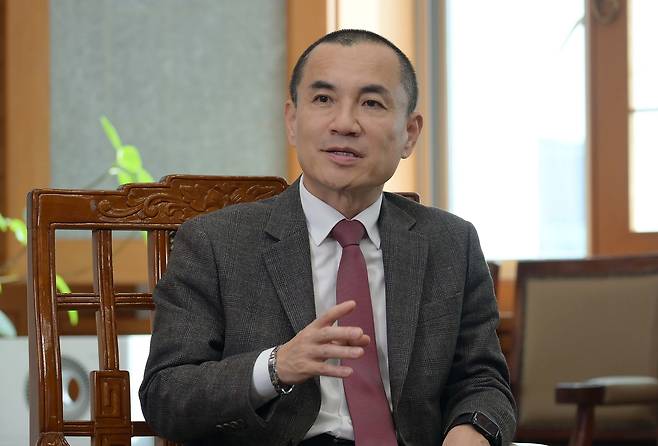 김진태 강원특별자치도지사가 지난 23일 오후 강원도 춘천시 강원도청에서 헤럴드경제와 인터뷰하고 있다. 이상섭 기자