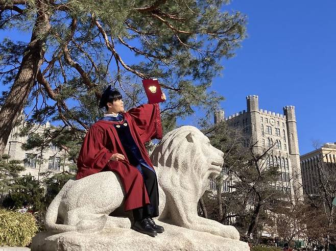 [서울=뉴시스] 김수빈 인턴기자 = 25일 오후 경희대 서울캠퍼스 전기 학위수여식에서 경희대 19학번 김모(26·남)씨가 사자상 위에 앉아 사진을 찍고 있다. 2026.02.25. *재판매 및 DB 금지