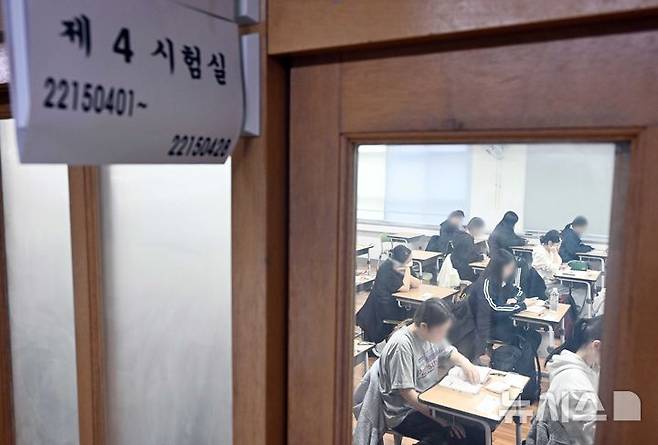 [부산=뉴시스] 하경민 기자 = 2026학년도 대학수학능력시험일인 지난해 11월 13일 부산 연제구 연제고등학교에 마련된 시험장에서 고3 수험생들이 차분하게 시험을 준비하고 있다.  (공동취재) 2025.11.13. yulnetphoto@newsis.com