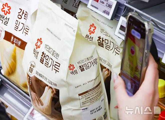 [서울=뉴시스] 황준선 기자 =  6일 서울 시내 한 대형마트에 밀가루가 진열돼 있다. 이재명 대통령의 물가 안정 주문과 담합 수사 여파 속에서 CJ제일제당과 대한제분, 사조동아원, 삼양사 등 제분·제당업계는 설탕 및 밀가루 가격을 4~6% 인하했다. 2026.02.06. hwang@newsis.com